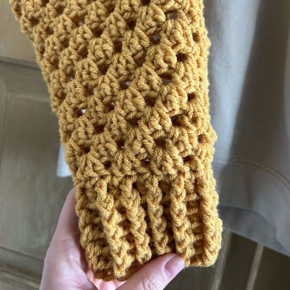 Purdue sweatshirt with crochet‎ sleeves - Picture 3 of 7